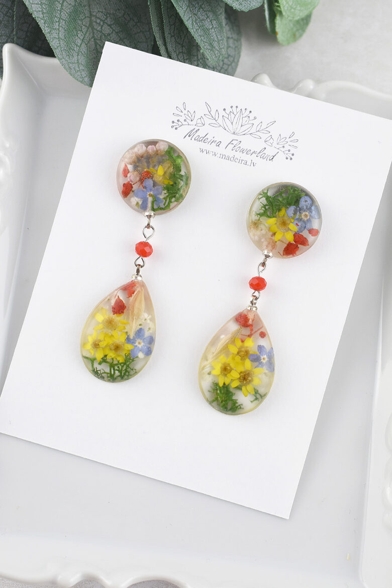 Transparent stud earrings with flowers