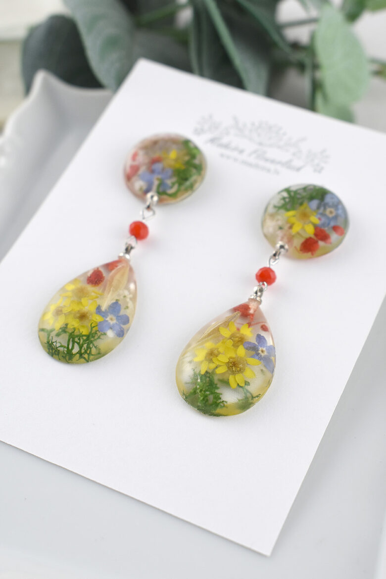 Transparent stud earrings with flowers