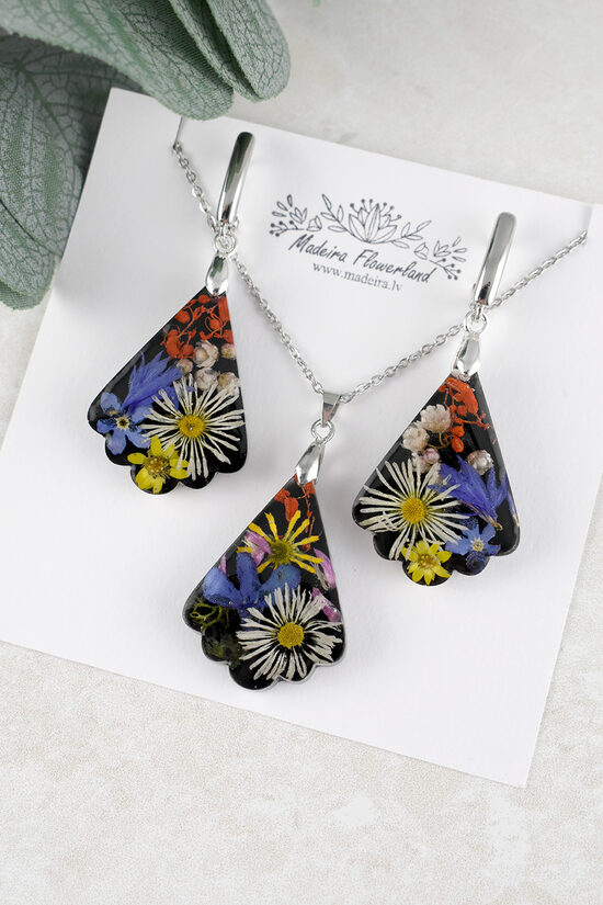 Jewelry with dried flowers