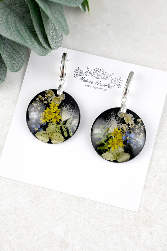 Round earrings with flowers