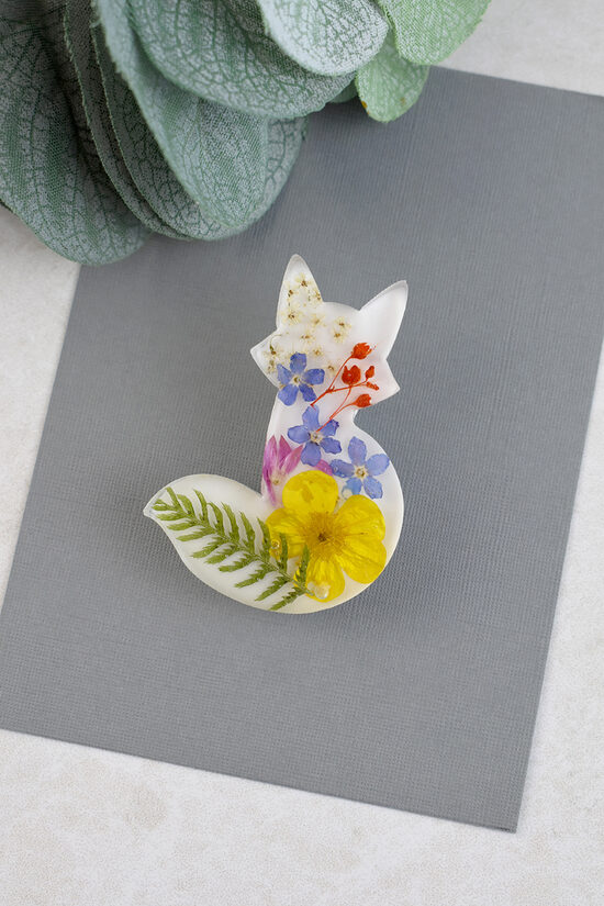 Lapsas piespraude ar ziediem