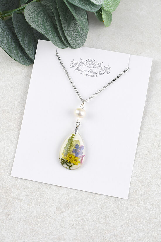 Necklace with flowers and pearl