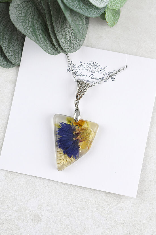 Pendant with a cornflower and amber