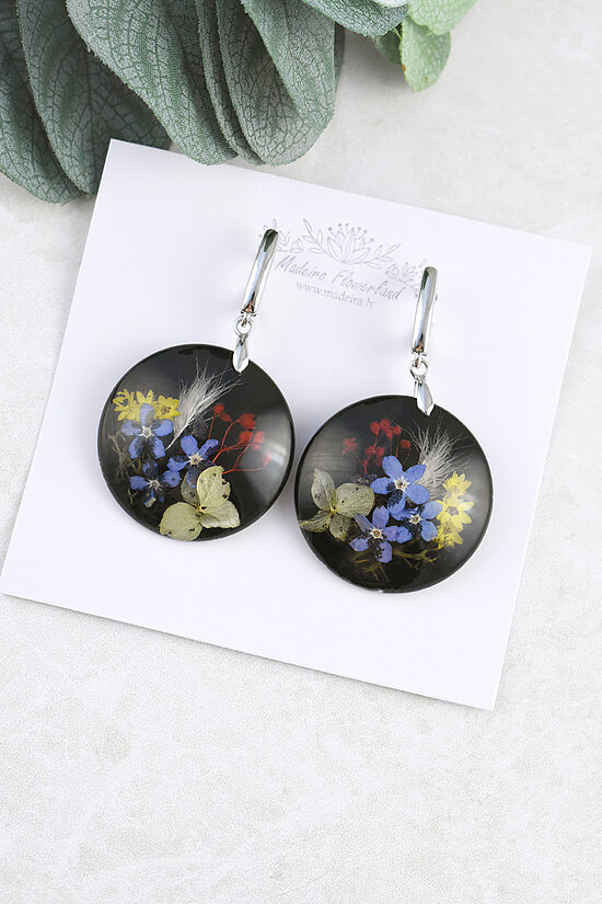 Round earrings with natural flowers