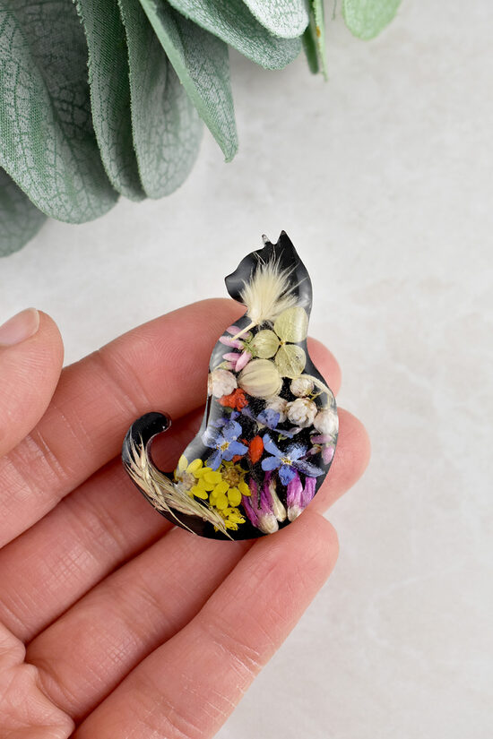 Broša ar sausajiem ziediem