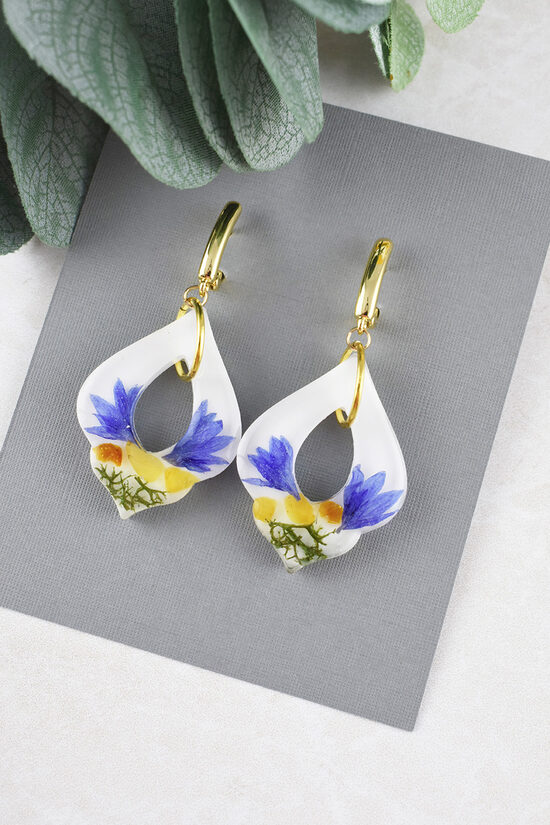 Auskari ar dzintaru un rudzupuķēm