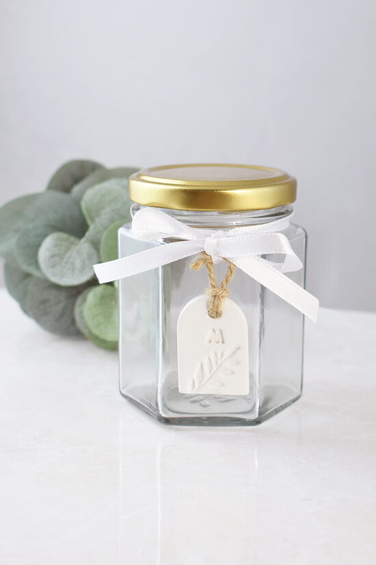 Piekariņš ar iniciāli un lapiņu