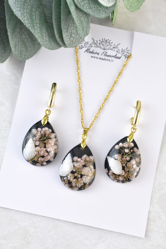 Shell earrings and pendant