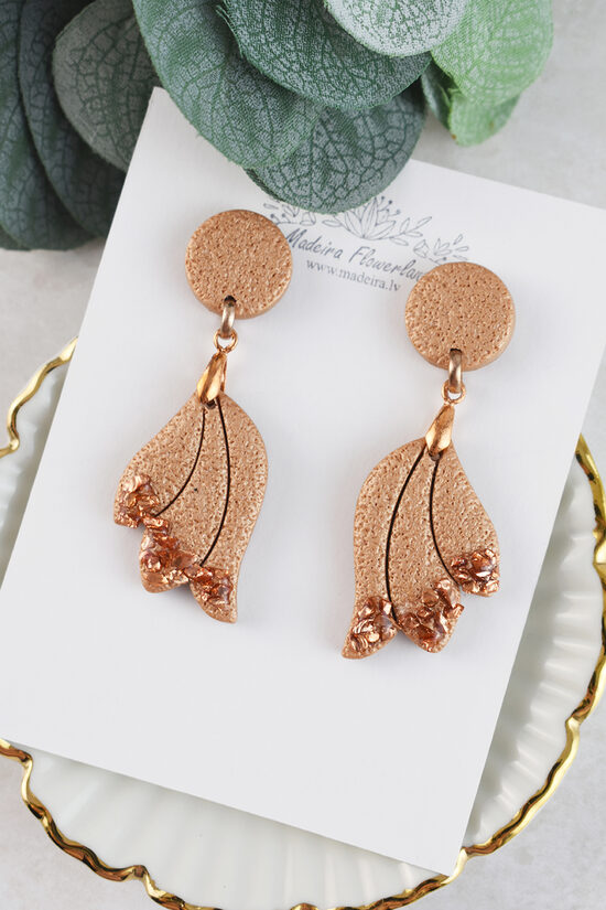 Bēšīgi auskari ar pērļu spīdumu