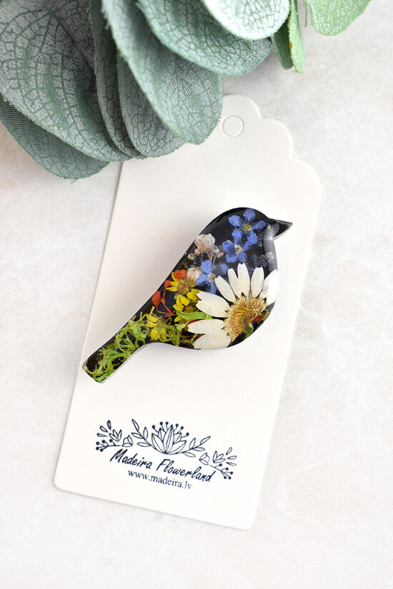 Broša Putniņš ar ziediem