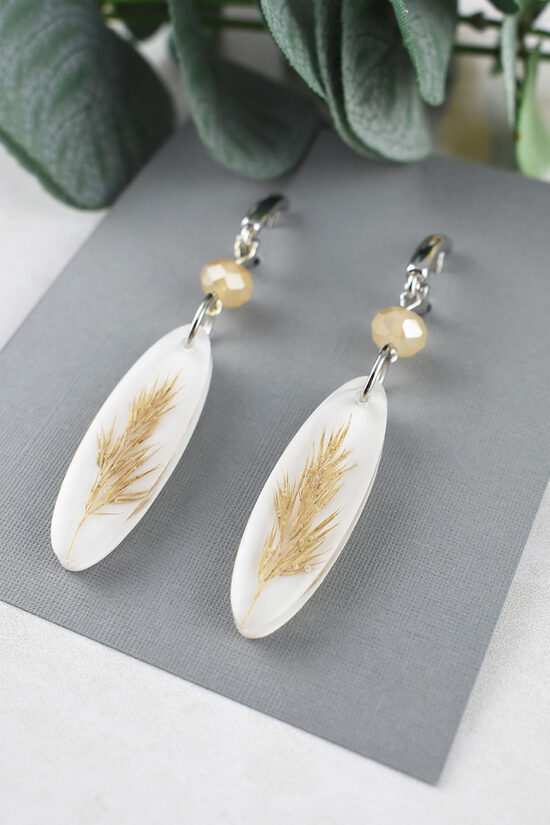 Balti auskari ar smilgām