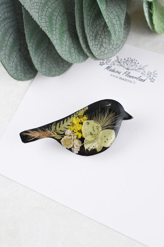 Piespraude Putniņš ar dabīgiem ziediem