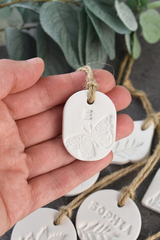 Piekariņš ar tauriņu un burtu