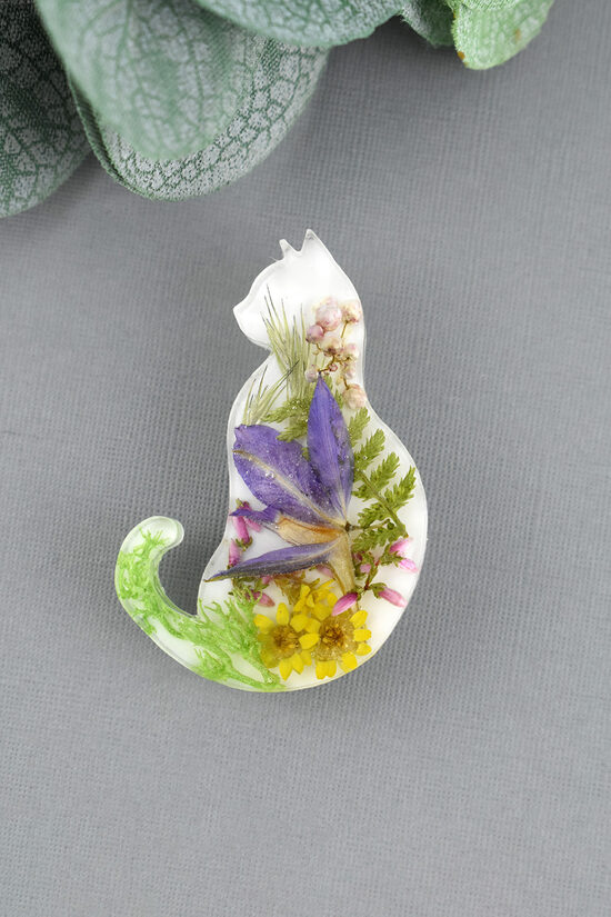 Brooch white cat