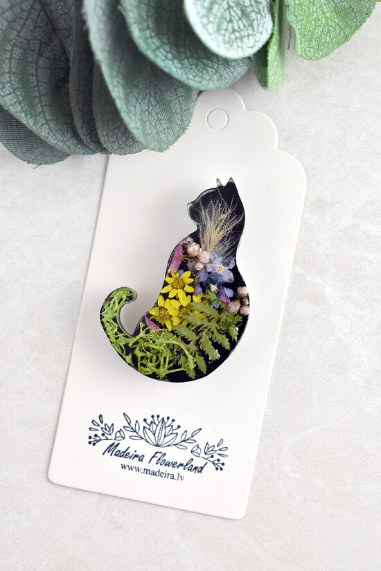 Broša Kaķis ar īstiem ziediem