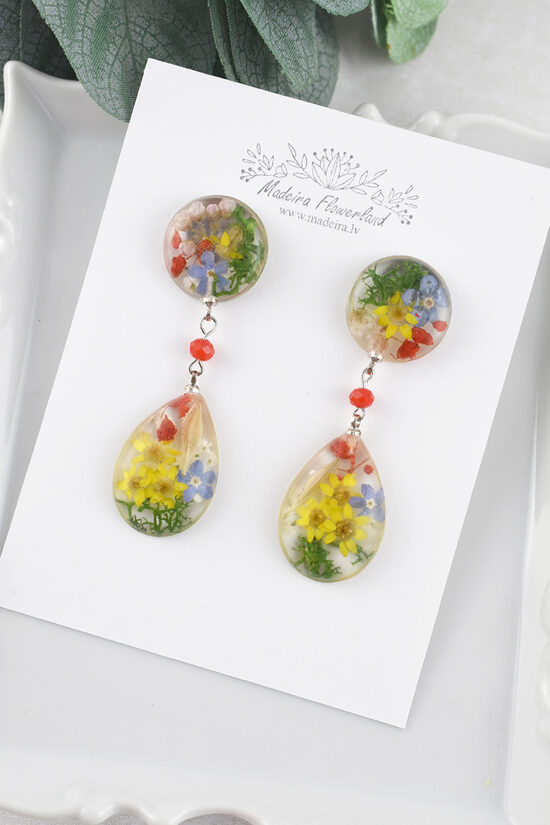 Caurspīdīgi nagliņu auskari ar ziediem
