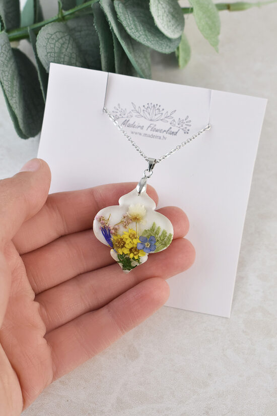 Elegants kulons ar īstiem ziediem