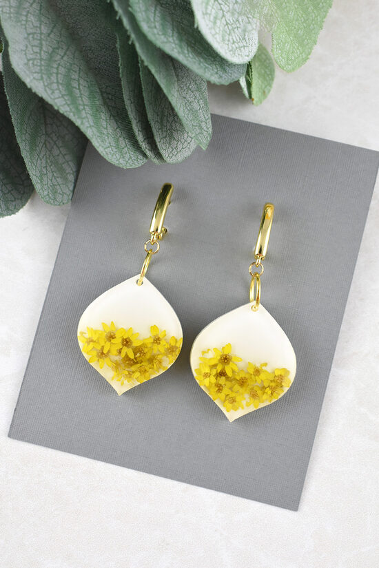 Auskari ar dzelteniem pļavu ziediem