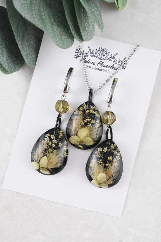 Jewelry set with hydrangea