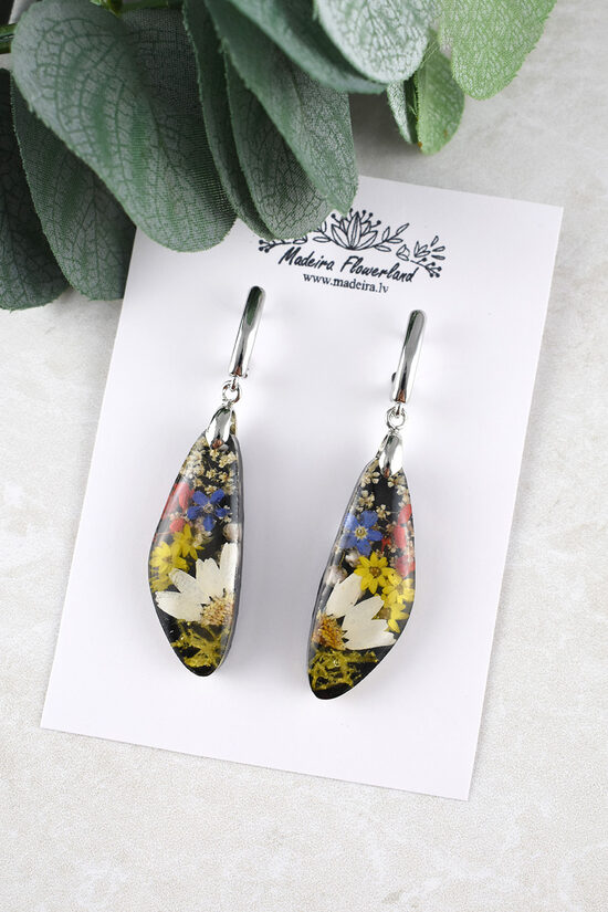 Auskari ar košiem pļavu ziediem