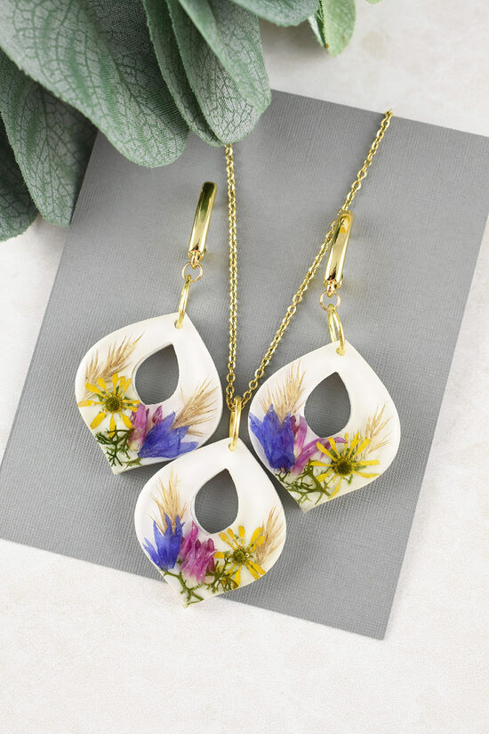 White jewelry set with real flowers