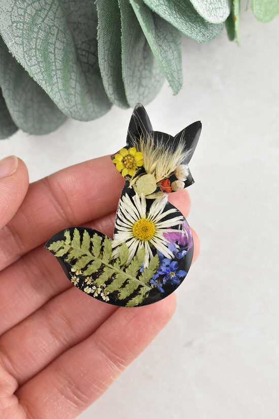 Broša Lapsa ar īstiem ziediem