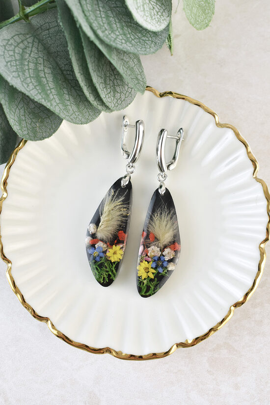 Auskari ar košiem pļavu ziediem