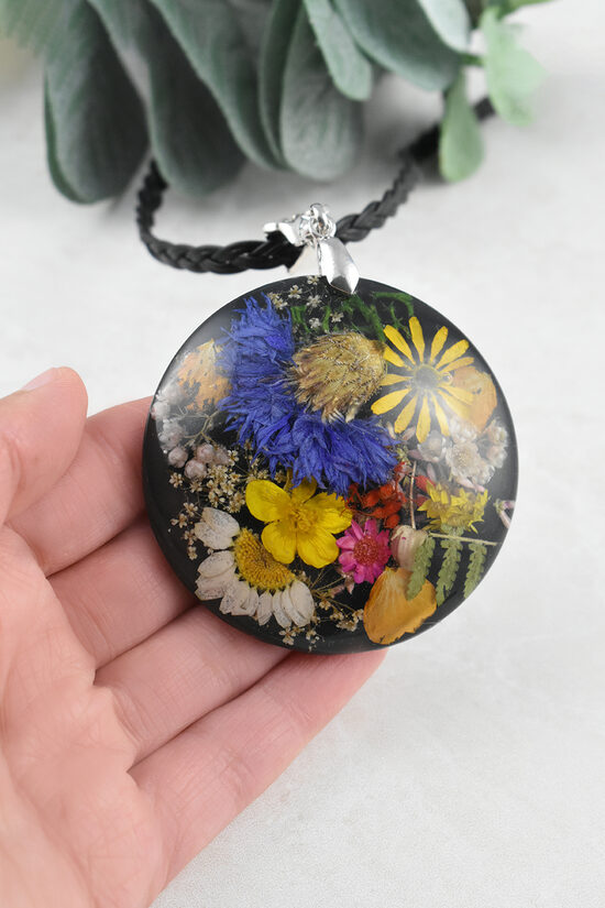 Kulons ar pļavu ziediem