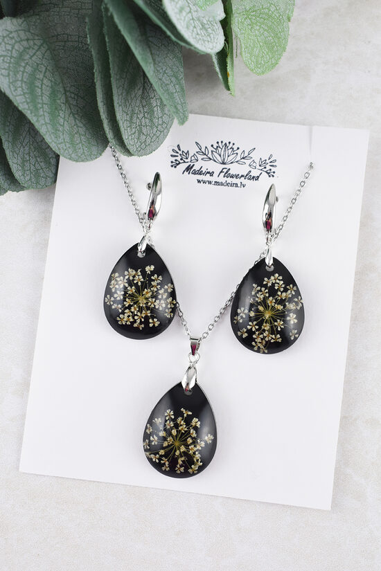 Black and white jewelry set