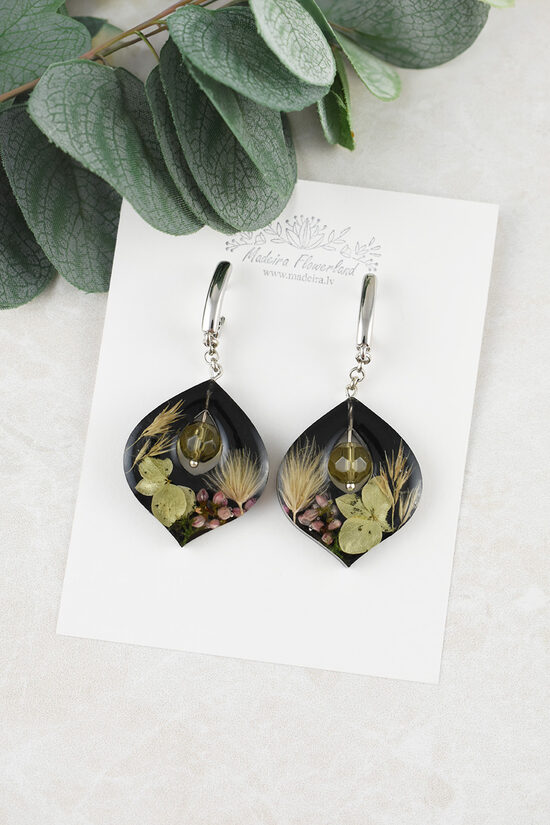 Melni auskari ar ziediem