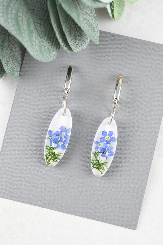 Auskari ar neaizmirstulītēm un sūnu