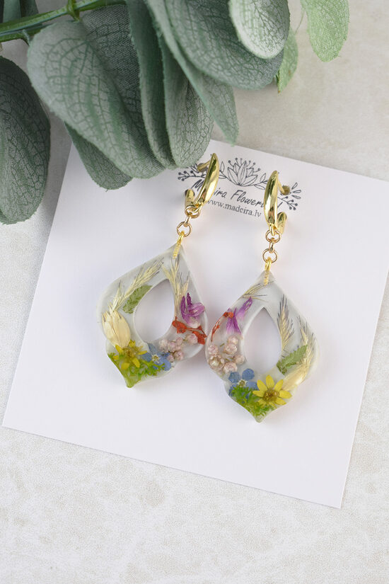 Pelēki auskari ar dabīgiem ziediem