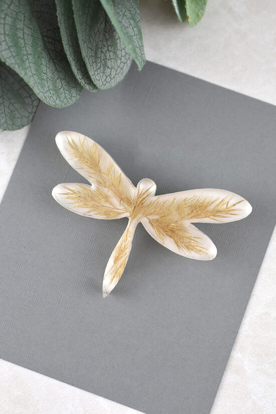 Balta piespraude ar smilgām