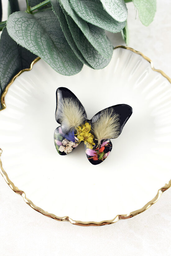 Piespraude taurenis ar ziediem