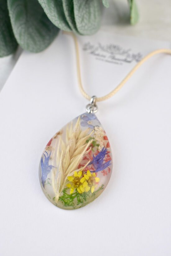 Kulons ar vārpu un pļavas ziediem