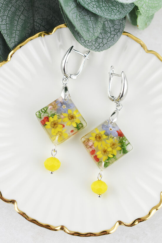 Epoksīda sveķu auskari ar ziediem