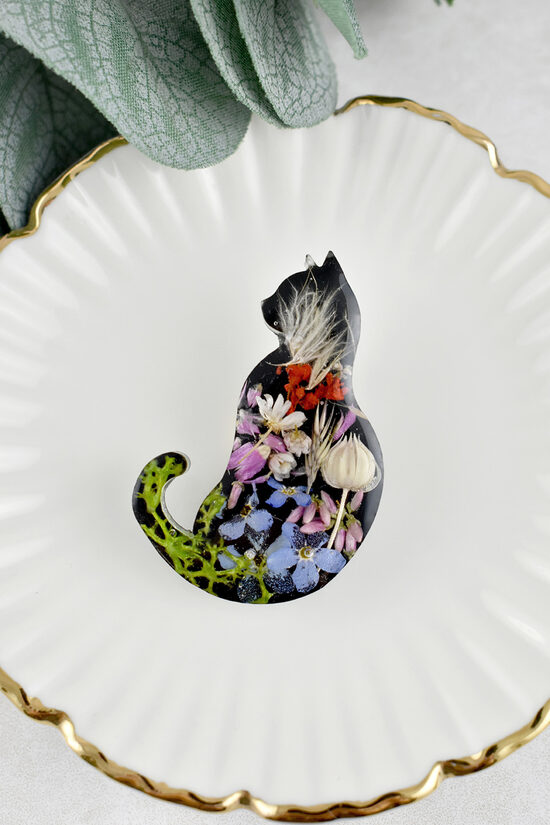 Oriģināla ziedu piespraude kaķa formā