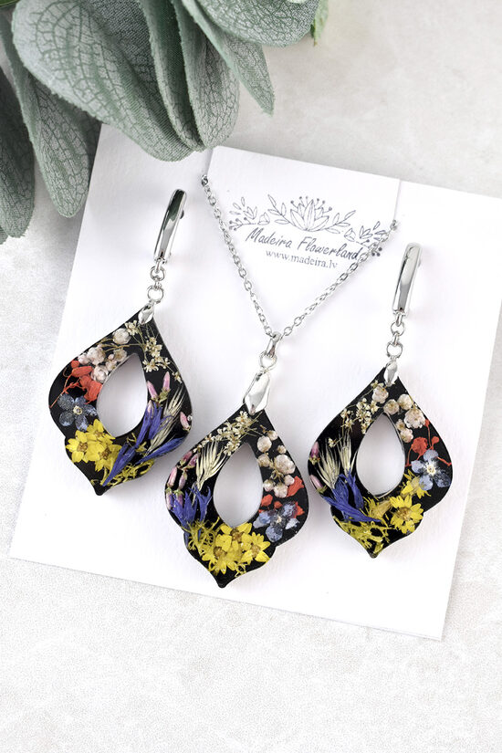 Real flowers in resin