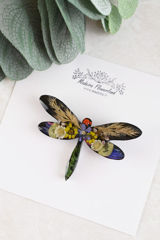 Spāres piespraude ar ziediem