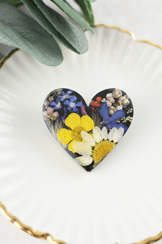 Broša sirsniņa ar Latvijas ziediem