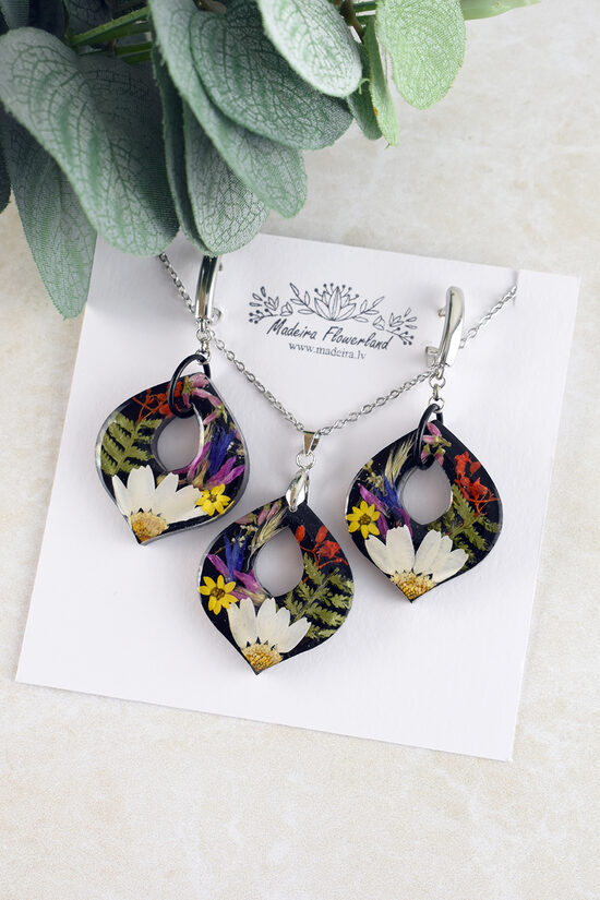 Jewelry set with stabilized flowers
