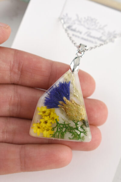 Necklace with flowers