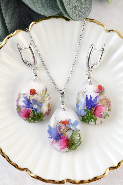Set of jewelry with different flowers
