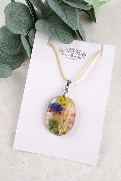 Kulons ar vārpu un pļavu ziediem