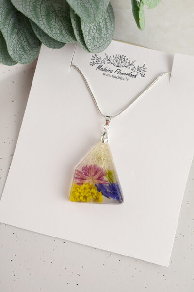 Kulons ar dažādiem ziediem