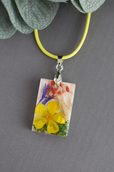 Kulons ar gundegas ziedu un smilgām