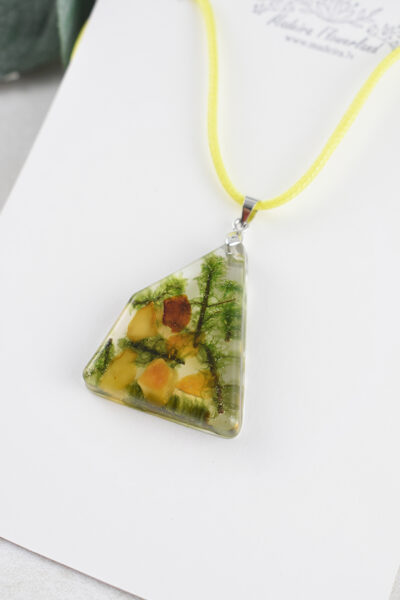 Kulons ar dzintariem un sūnām