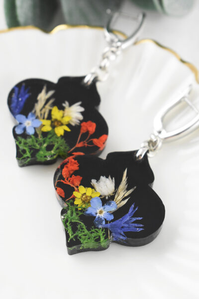 Melni auskari ar košiem ziediem