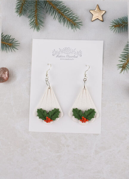 Balti auskari Ziemassvētku tematikā