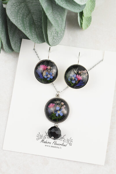 Black jewelry set with natural flowers